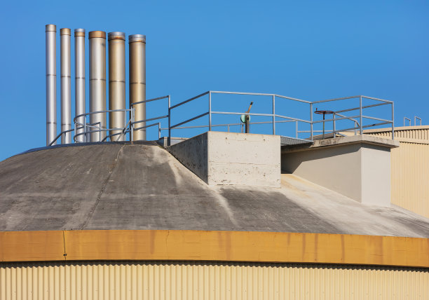在蓝天的映衬下，工业设施的上部图片下载