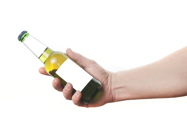 男人拿着一个啤酒(或苹果酒)瓶与空白标签的模型上的白色背景图片下载