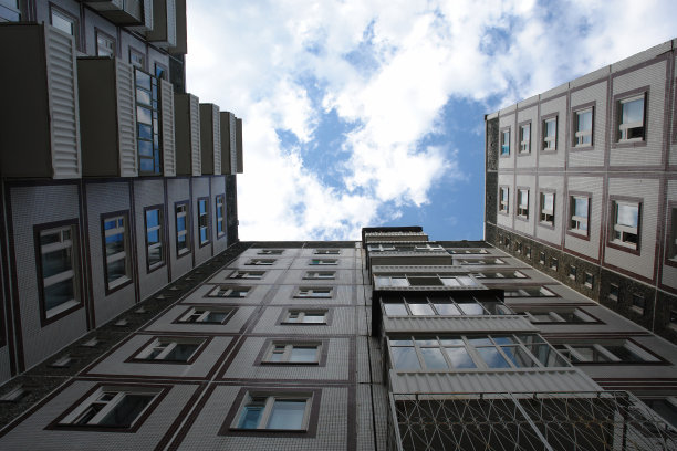 仰望老建筑的正面。从水泥房子的角度看天空图片下载