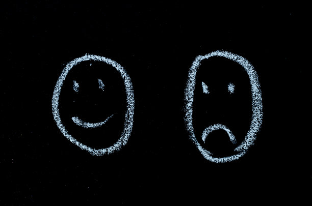 在黑板上手绘快乐和不快乐的脸图片下载