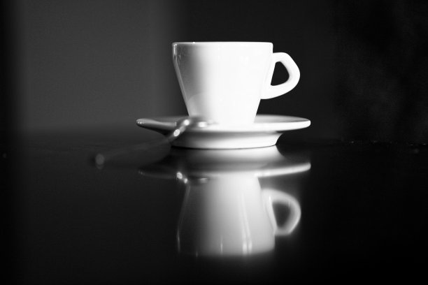 带碟子和勺子的白色咖啡杯图片下载