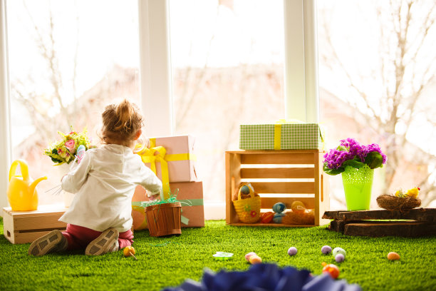 玩复活节装饰的小女孩图片下载