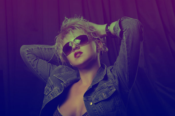 一个戴着眼镜的年轻优雅女孩的肖像在霓虹灯下。漂亮的金发女人，红唇。照片程式化的爽肤水图片下载