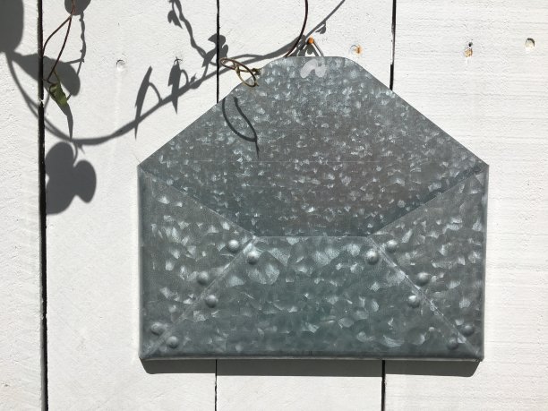 银色的信封和栅栏上银色的影子图片下载