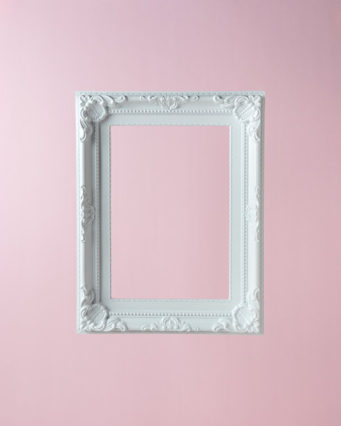 粉色背景上的白色复古框架。最小的组合。图片下载