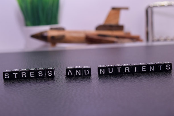 木块上的压力和营养。图片下载