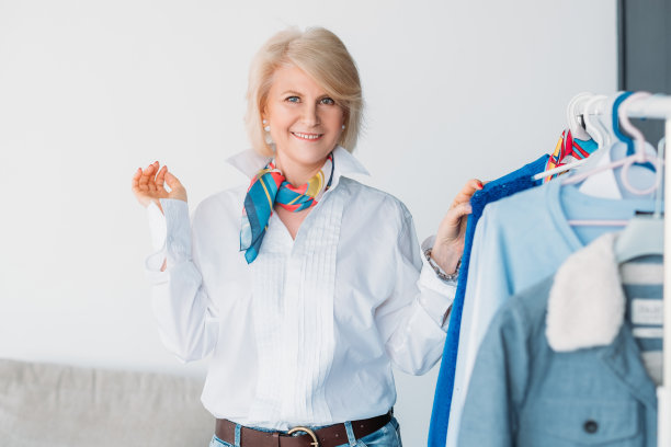 资深影响者时尚风格教练女士服装图片下载