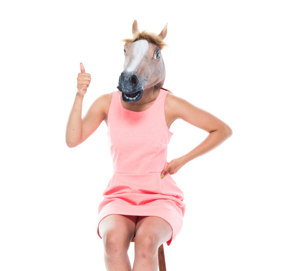 女马坐着，竖起大拇指图片下载