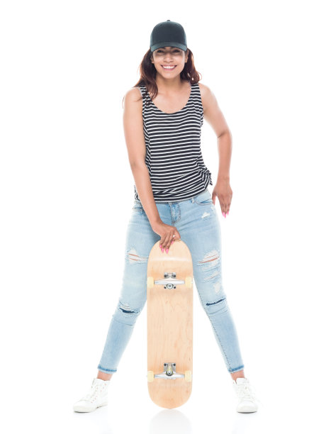 有吸引力的年轻成年拉丁女子持有滑板图片下载