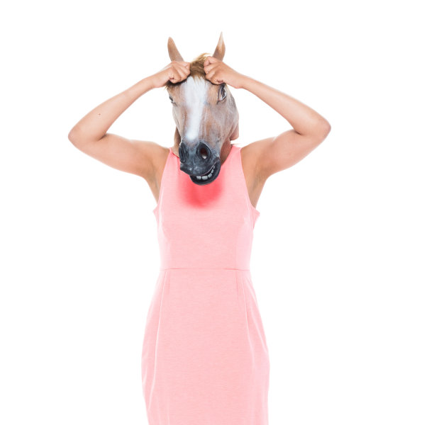 穿着粉红色衣服的母马生气了图片下载