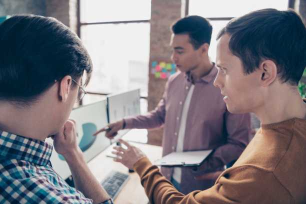 特写照片多样化的种族，商人，财务人员，学生，聪明的，聪明的，讨论图表，上课，屏幕，谈话，秘密，分享想法，天才，发展战略，投资，正装图片下载