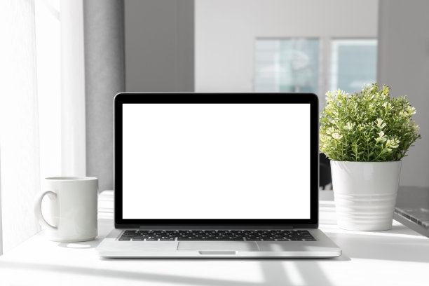 电脑，笔记本电脑，黑屏桌上的家，模糊的背景。图片下载