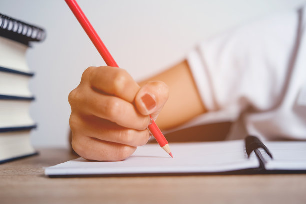 学生书写的手和铅笔图片教育理念与复制空间图片下载
