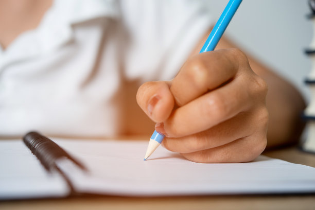 学生书写的手和铅笔图片教育理念与复制空间图片下载