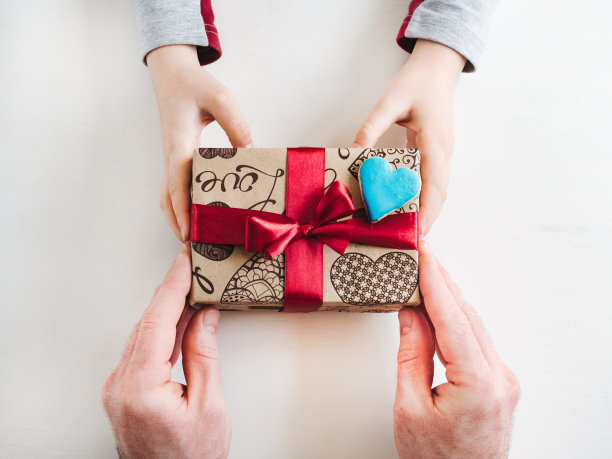 孩子的手和一个漂亮的礼盒，图片下载