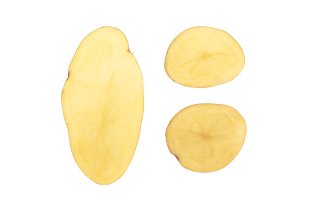 土豆切片在白色的背景。图片下载