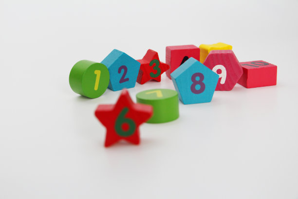 木质数字1,2,3,4,5,6,7,8,9和10。儿童用的带数字的木方块。图片下载