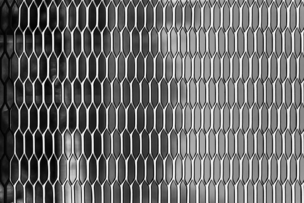 抽象背景从灰色金属栅栏纹理与阳光在单色。图片用于添加文字信息。设计艺术作品的背景。图片下载