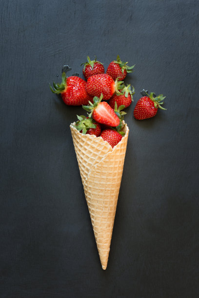 美味的成熟有机草莓冰淇淋甜筒黑。图片下载