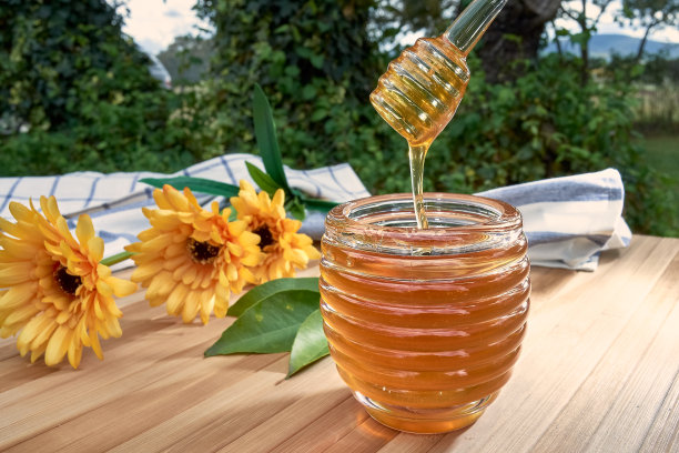 蜂蜜从一匙蜂蜜滴在竹木上图片下载
