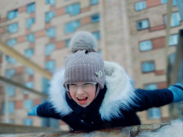 冬季在木制滑梯上滑雪图片下载