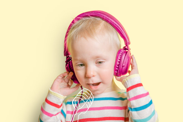 小女孩听着耳机唱着想象中的麦克风图片下载