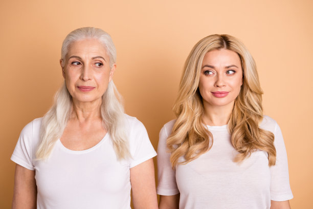 漂亮的近距离肖像打扮迷人迷人可爱可爱和蔼自信的女士亲戚穿着白色的服装孤立在米色柔和的背景图片下载