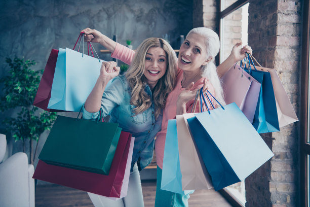 特写照片两个有趣的美丽的人，她，她的女士，奶奶，孙女离开展示厅，许多衣服，新的收集，买买家的礼物，沙发，沙发，沙发，房子在室内图片下载