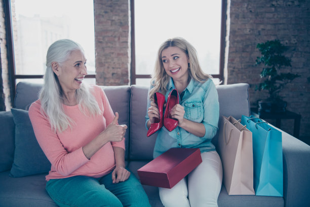 特写照片两个有趣的美丽的人，模特，她，她的女士，奶奶，孙女展示新的系列，红色的时尚高跟鞋，得到提示拇指向上好的选择，坐沙发，沙发，房子室内图片下载