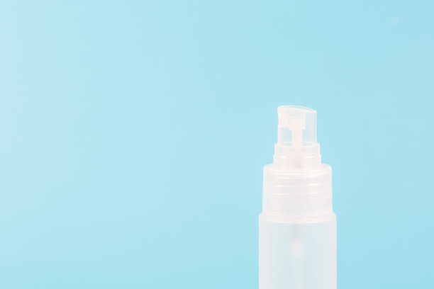 白色喷壶，蓝色底色图片下载