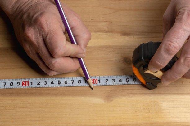 木匠用铅笔在木制家具的空白处做记号图片下载