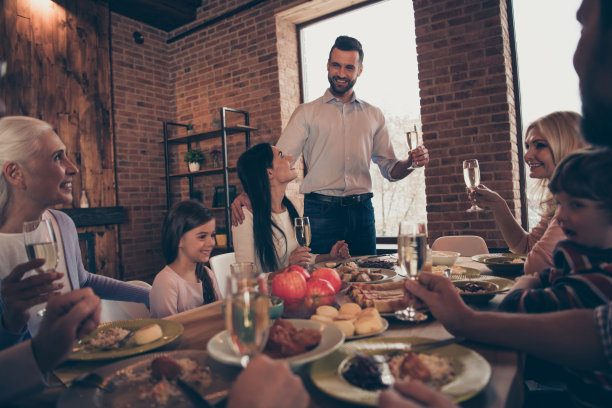 特写照片大家庭，寒冷的生日说，告诉，说话，说话祝贺亲戚，兄弟，妹妹，奶奶，妈妈，爸爸，爷爷，小女儿周末，坐，节日，菜肴，桌子，房子，室内图片下载