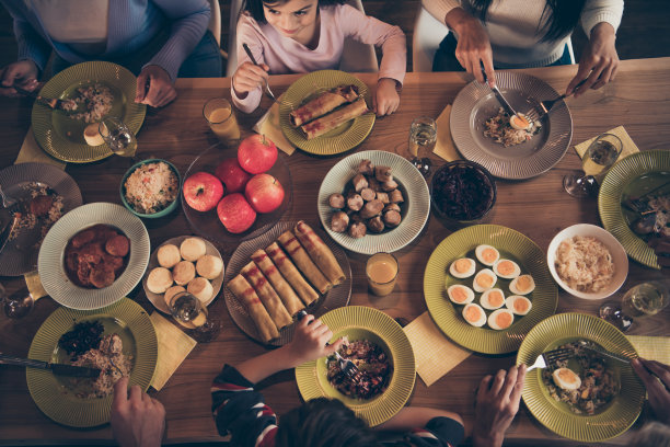 近的裁剪顶部上面高角度查看照片人家庭感恩节谈话成员兄弟姐妹奶奶妈妈爸爸爷爷儿子女儿节日美味的菜肴桌子房子在室内图片下载