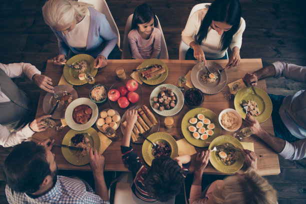 靠近顶部上面高角度看照片人家庭感恩节谈话成员公司兄弟姐妹奶奶妈妈爸爸爷爷儿子女儿节日美味的菜肴桌子房子在室内图片下载