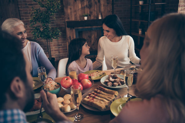 特写照片大的家庭亲戚关系公司兄弟姐妹奶奶妈妈爸爸爷爷小女儿说告诉说说话祝贺妈妈感谢坐节日菜肴餐桌房子在室内图片下载