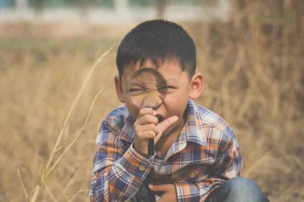 学习男孩的环境。图片下载