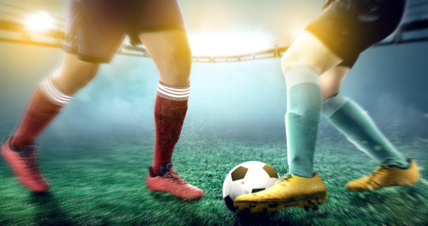 女足球运动员在对付对手时滚动球图片下载