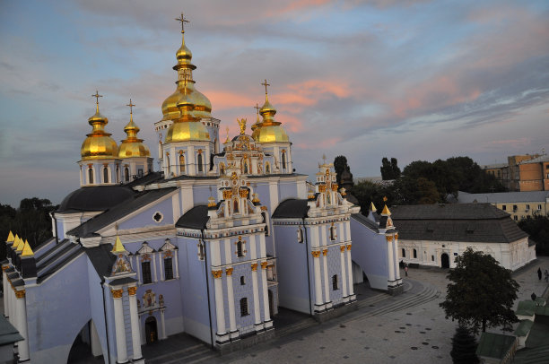 2010年9月12日—基辅市中心的古老历史建筑映衬着蓝天和白云。乌克兰图片下载
