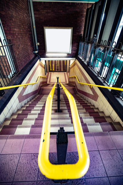 地铁楼梯上方的空广告海报图片下载