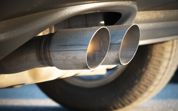 汽车上的消音器和排气管图片下载