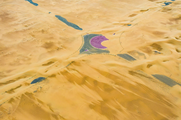 从上方看，迪拜沙漠中被沙丘覆盖的废弃环形交叉路口图片下载