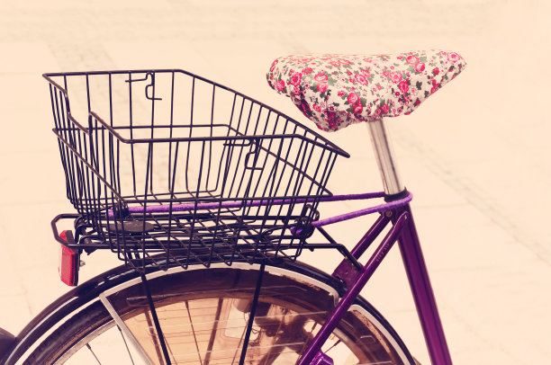 女性复古紫色自行车与篮子。图片下载