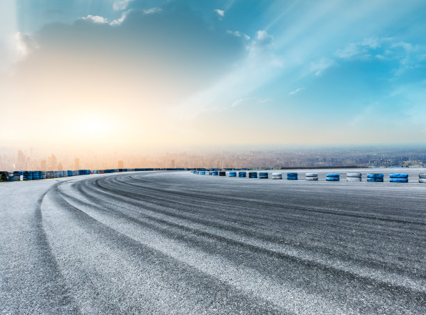 日出时的上海城市天际线和柏油赛道图片下载