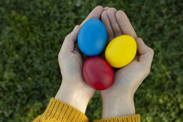 手里拿着复活节彩蛋的女人图片下载