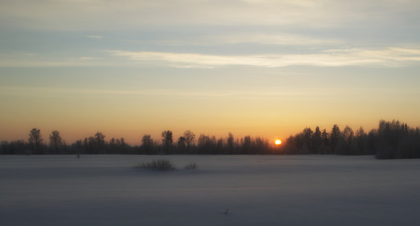 冬天的风景与日落。图片下载