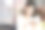 坐在办公桌前使用平板电脑的美女。图片下载