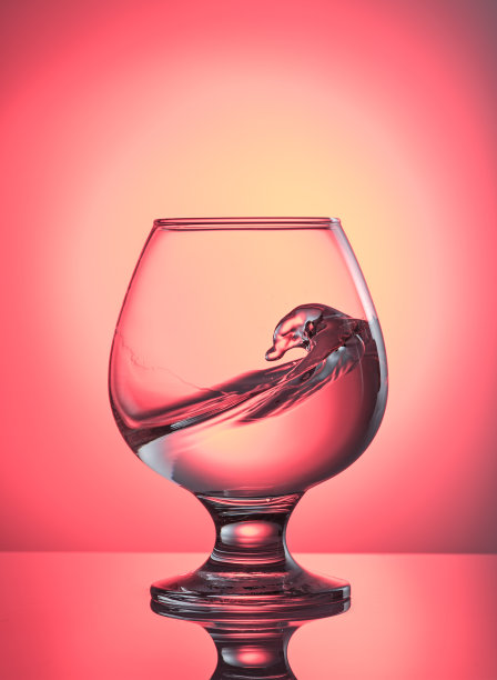 在粉红色背景的玻璃上挥手图片下载