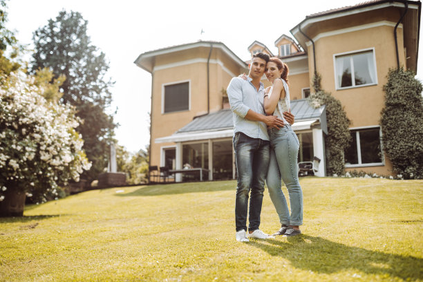 一对夫妇在新房子前面图片下载