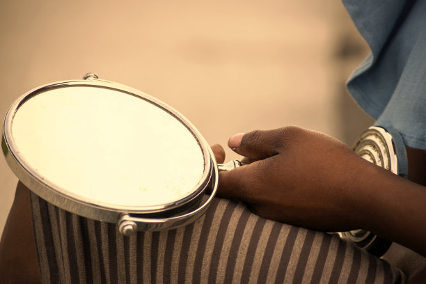 一个拿着镜子的非裔美国妇女图片下载