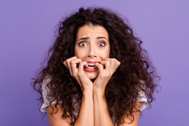 近距离的照片美丽的她她夫人意外史诗失败手臂手手指近嘴咬牙齿眼睛充满恐惧哦没有表情穿休闲白色t恤衣服孤立的紫色紫色背景图片下载